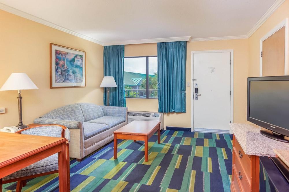 Beachside Hotel And Suites Коко Бийч Екстериор снимка