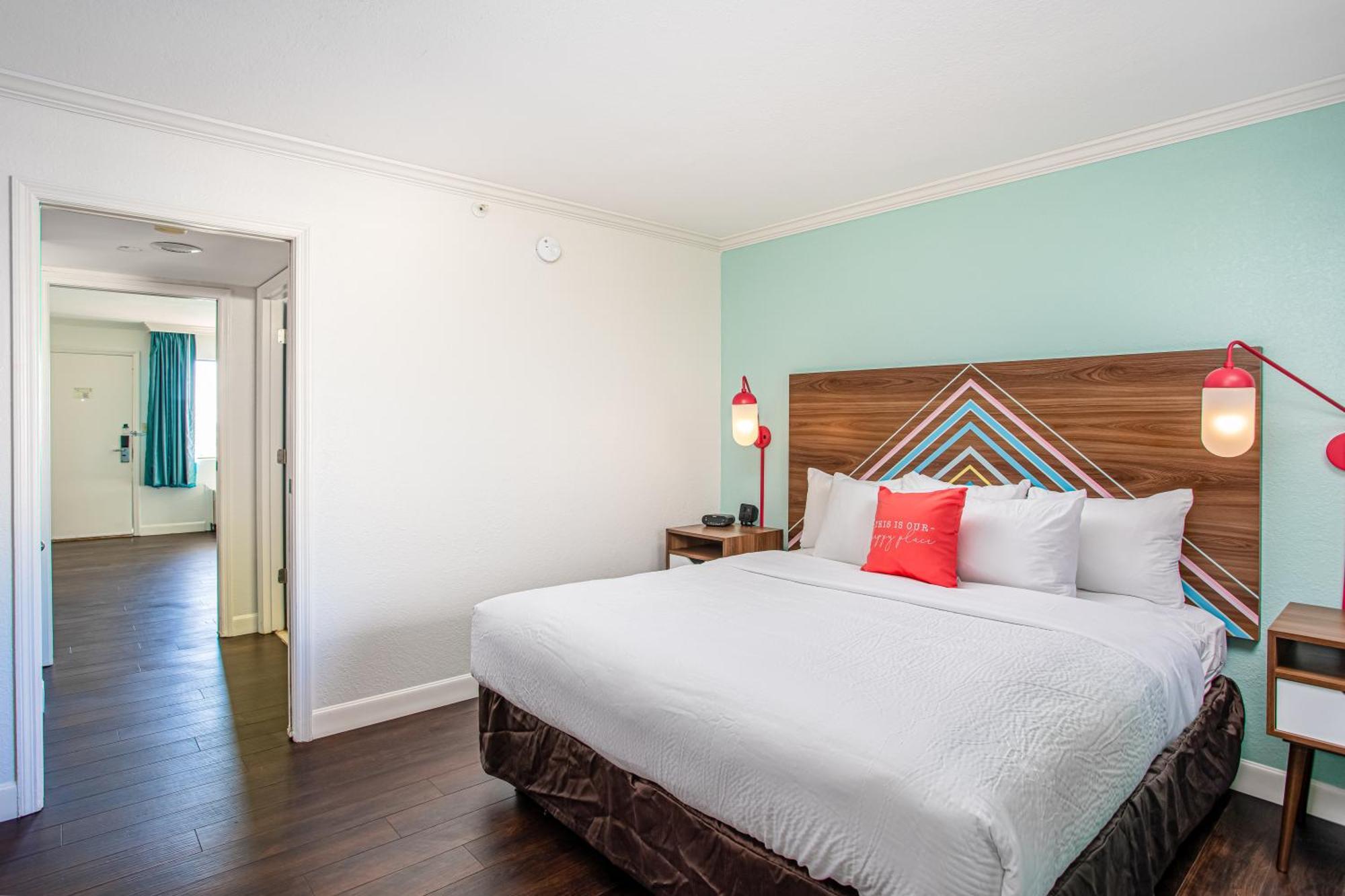 Beachside Hotel And Suites Коко Бийч Екстериор снимка