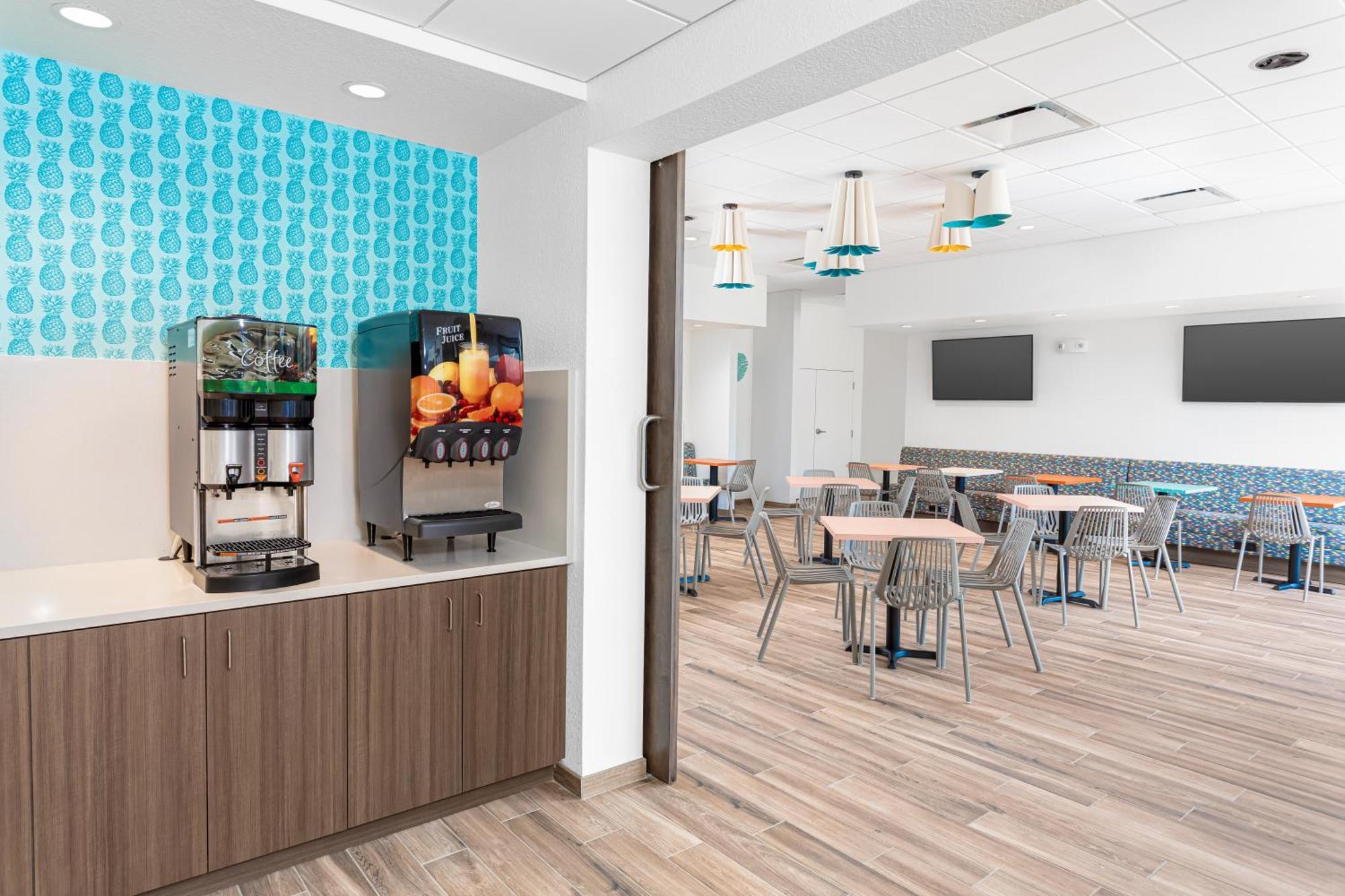 Beachside Hotel And Suites Коко Бийч Екстериор снимка