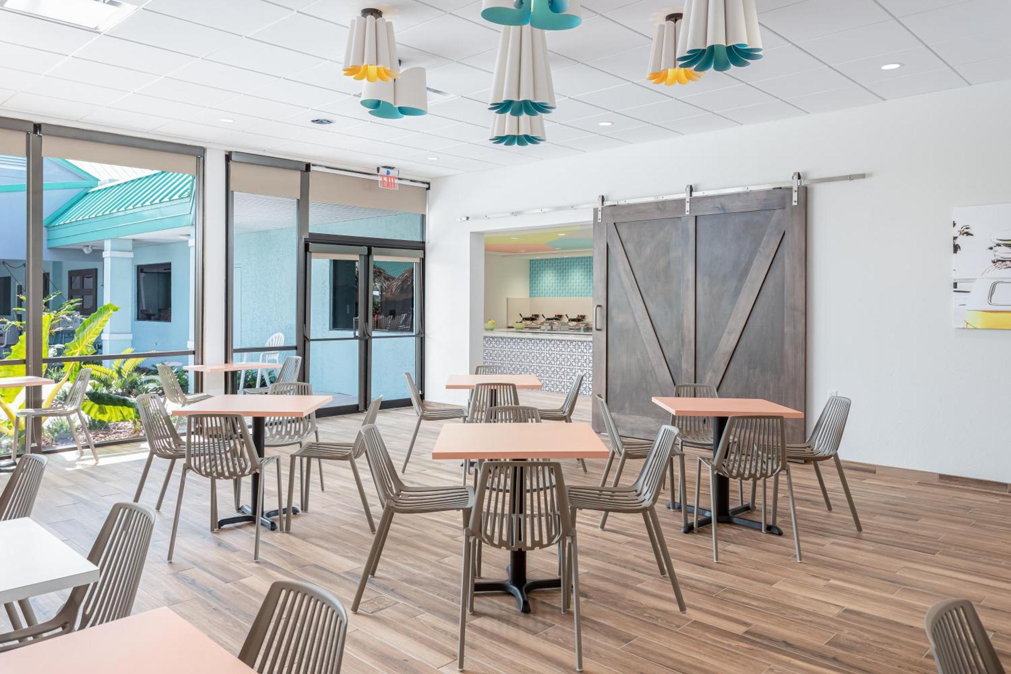 Beachside Hotel And Suites Коко Бийч Екстериор снимка