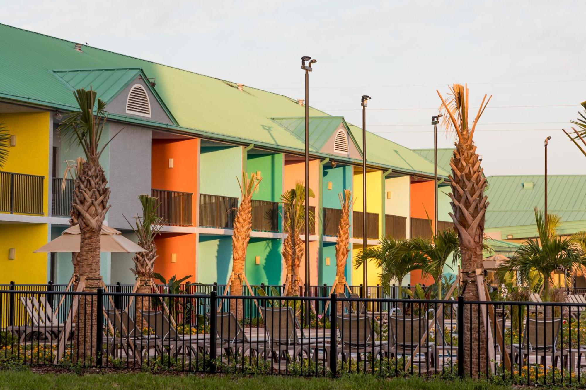 Beachside Hotel And Suites Коко Бийч Екстериор снимка