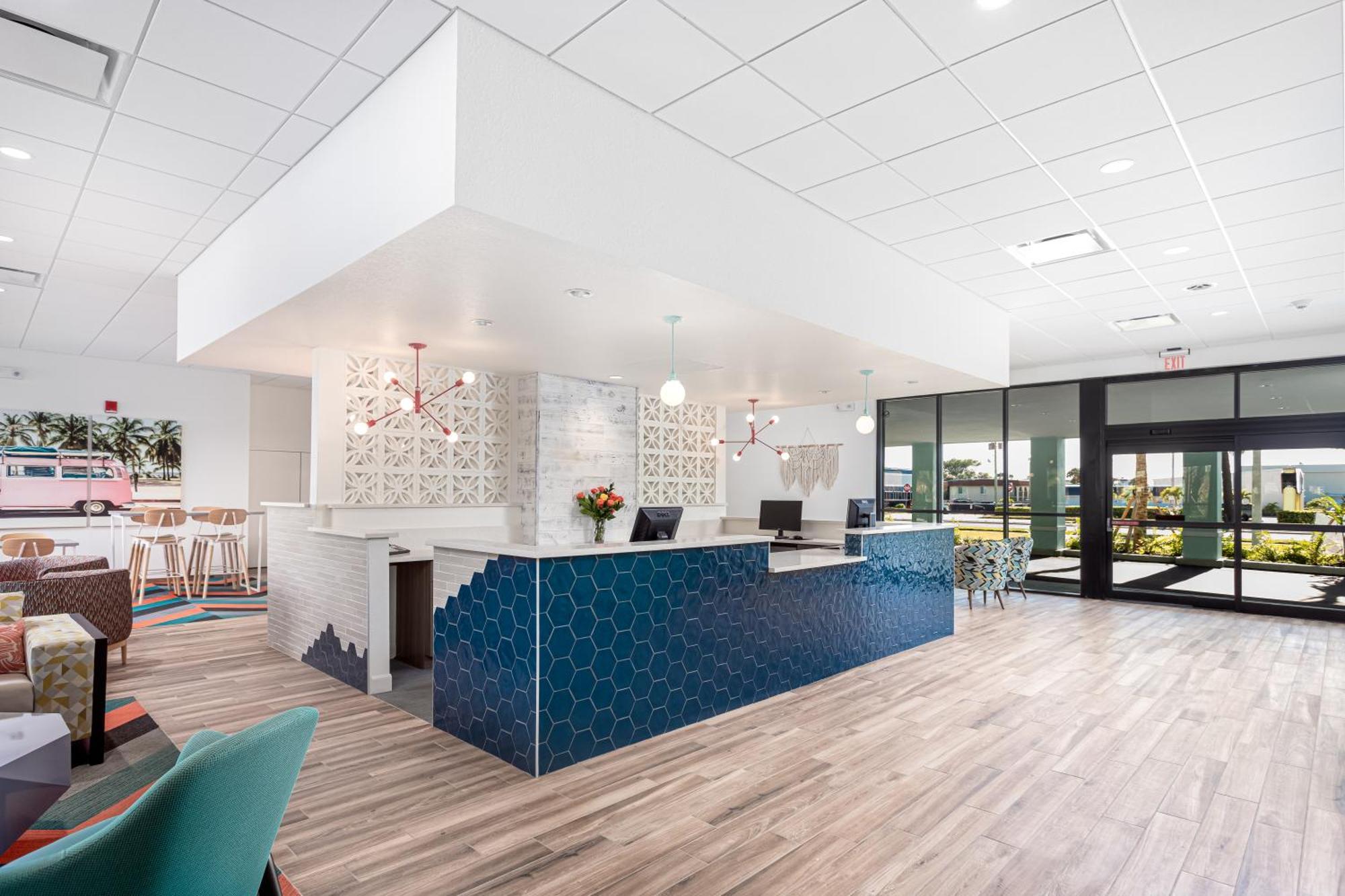 Beachside Hotel And Suites Коко Бийч Екстериор снимка